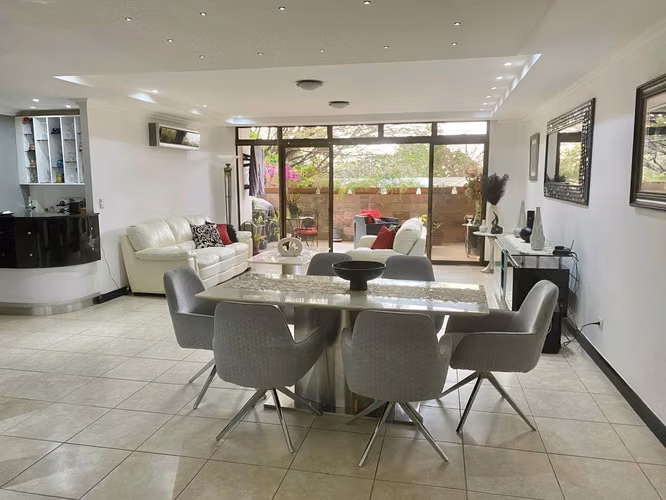 Venta de amplio apartamento con vistas, terraza y jardín en Santa Ana 