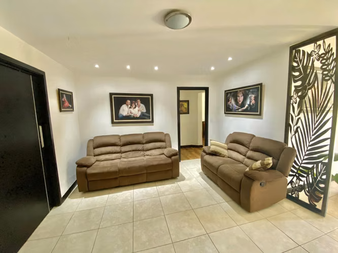 Venta de amplio apartamento con vistas, terraza y jardín en Santa Ana  - Imagen 8