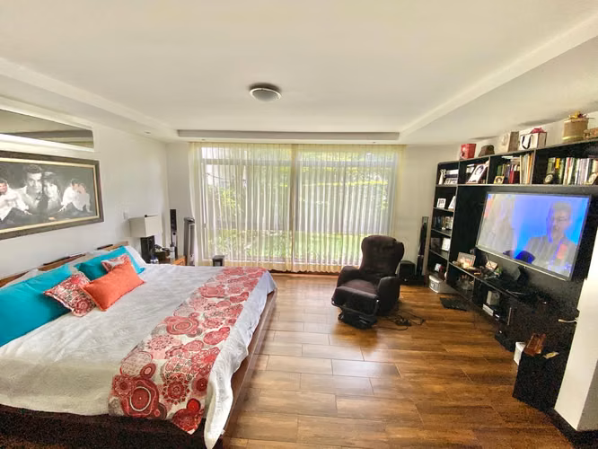 Venta de amplio apartamento con vistas, terraza y jardín en Santa Ana  - Imagen 13