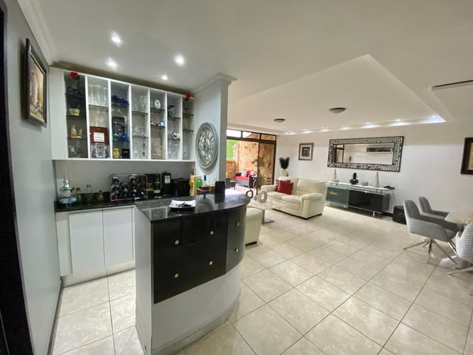 Venta de amplio apartamento con vistas, terraza y jardín en Santa Ana  - Imagen 3