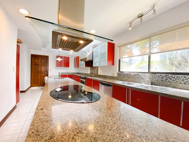 Exclusiva Casa 320m2 3 Niveles Lindora Santa Ana | $2,500 - Imagen 19