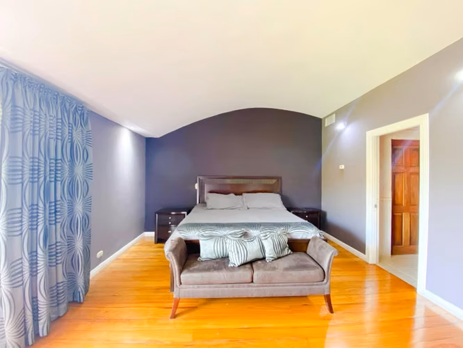 Exclusiva Casa 320m2 3 Niveles Lindora Santa Ana | $2,500 - Imagen 14