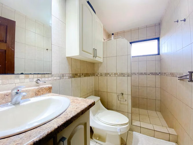 Exclusiva Casa 320m2 3 Niveles Lindora Santa Ana | $2,500 - Imagen 17