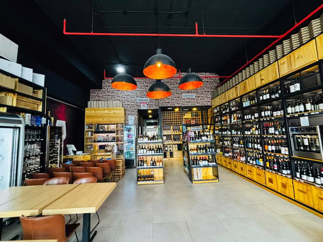 Local comercial hermoso 90m2 Santa Ana seguridad  - Imagen 3