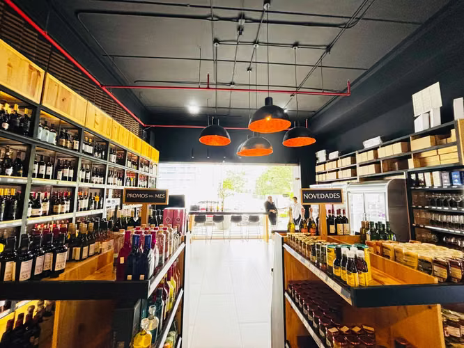 Local comercial hermoso 90m2 Santa Ana seguridad  - Imagen 7