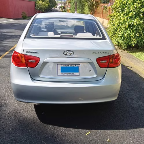 Carro en excelente condiciones de motor y carrocería - Imagen 2