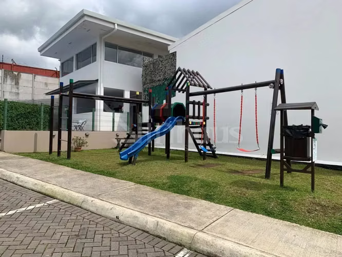 Venta de casa de dos plantas en condominio en Granadilla  - Imagen 8