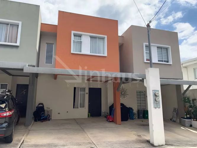 Venta de casa de dos plantas en condominio en Granadilla  - Imagen 2