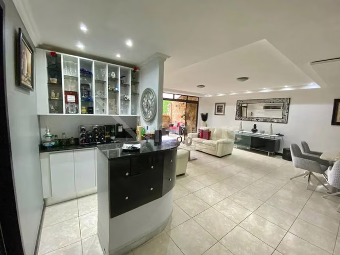 Venta de amplio apartamento con jardin y terraza en Condominio en Santa Ana - Imagen 2