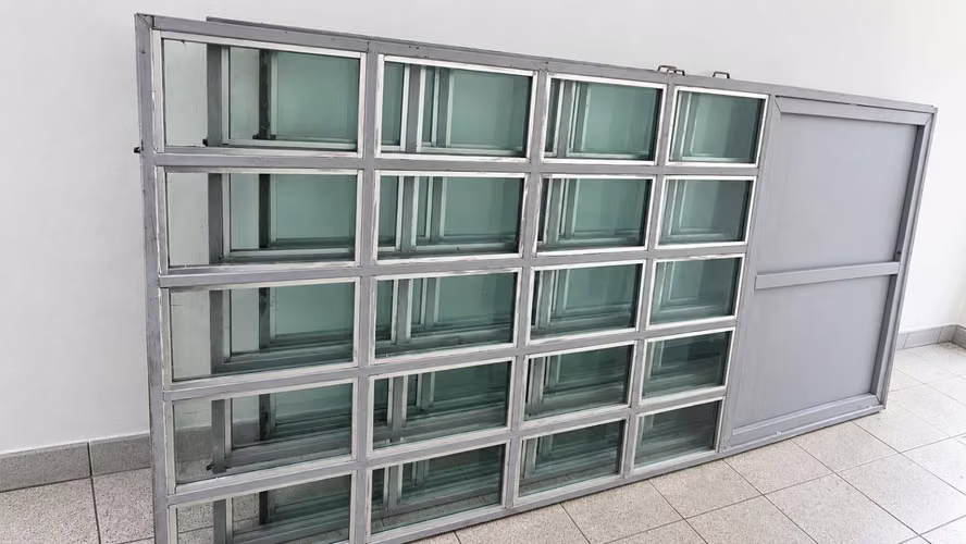 Metal and glass doors / divisions