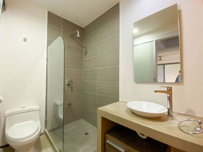 Se Alquila Apartamento de 1 Habitación Condominio Azura Flats Piedades de Santa Ana mas Patio Privado njv01