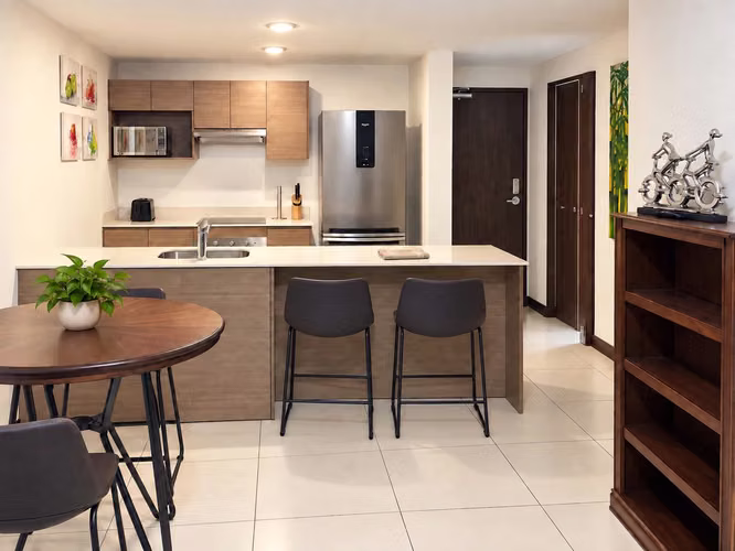 Se Alquila Apartamento Amueblado con Piscina, Gimnasio y Sky Deck