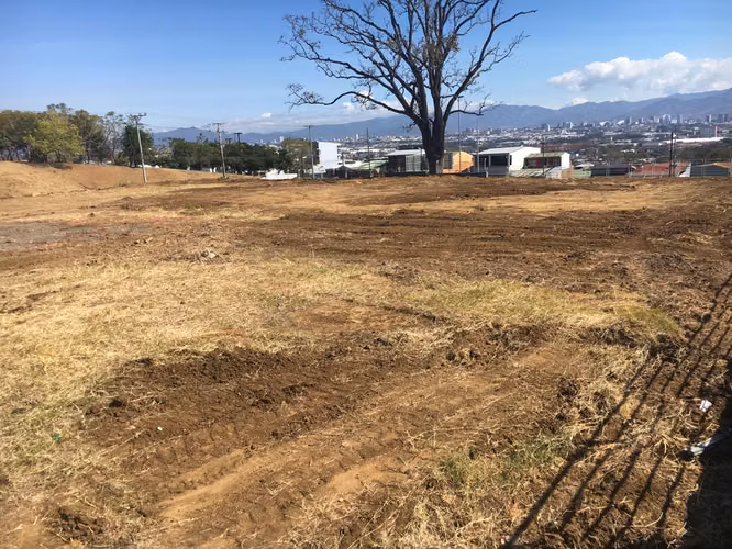 De oportunidad, lote comercial esquinero al costado oeste del Hospital de Heredia - Imagen 4