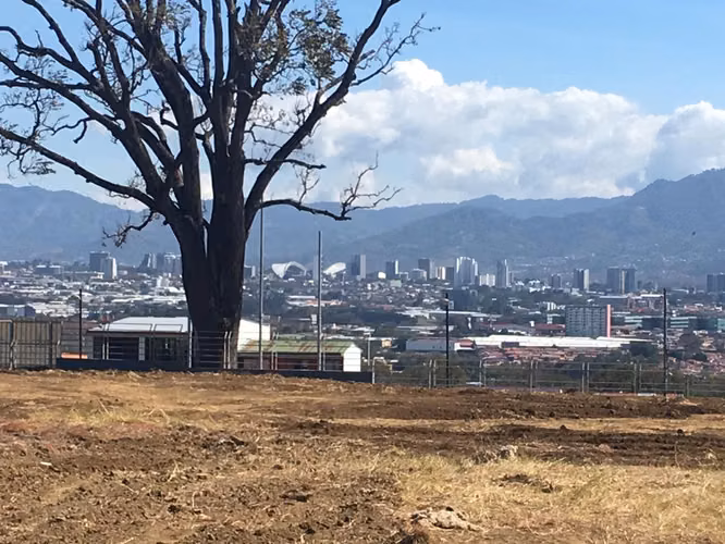 De oportunidad, lote comercial esquinero al costado oeste del Hospital de Heredia