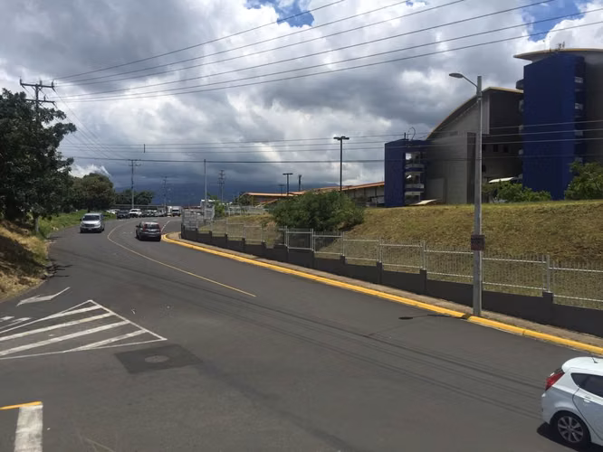 De oportunidad, lote comercial esquinero al costado oeste del Hospital de Heredia - Imagen 2