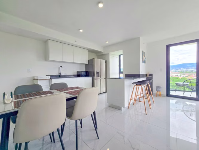 Apartamento esquinero full amueblado en Torre Soho Paradisus Rohrmoser - Imagen 5