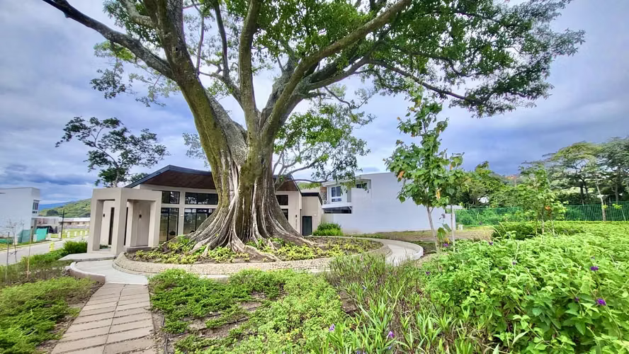 Venta de lote plano en condominio Santa Ana Centro. - Imagen 1