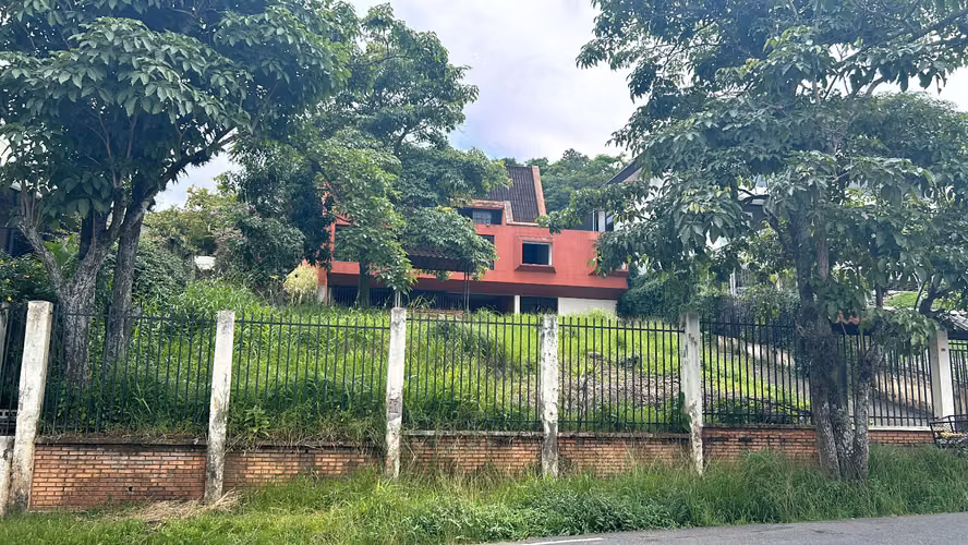 Gran propiedad para remodelar en Alto de las Palomas, Escazú | 1,239 m² de terreno