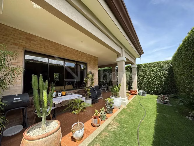 En venta casa de lujo en condominio Puerta de Hierro. Santa Ana. - Imagen 8