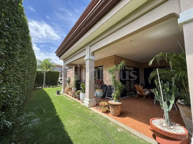 En venta casa de lujo en condominio Puerta de Hierro. Santa Ana. - Imagen 4