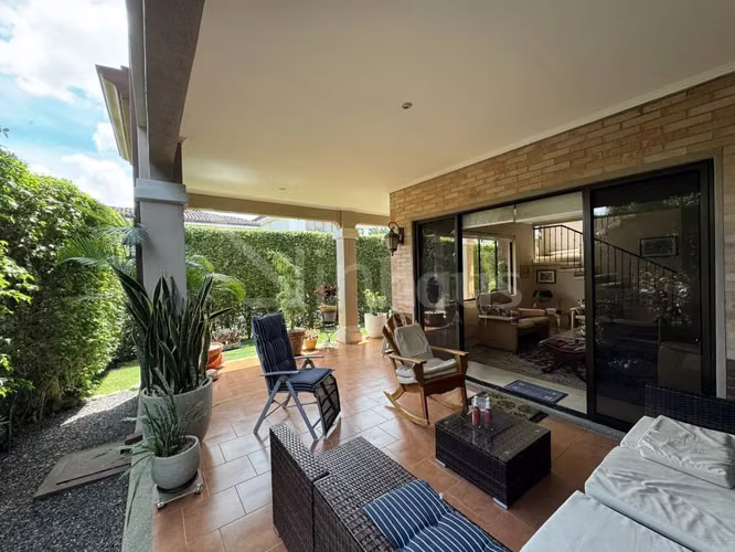 En venta casa de lujo en condominio Puerta de Hierro. Santa Ana. - Imagen 3