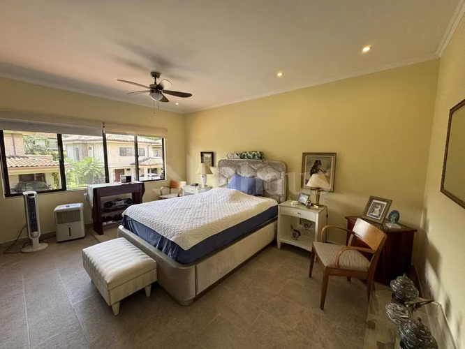 En venta casa de lujo en condominio Puerta de Hierro. Santa Ana. - Imagen 6