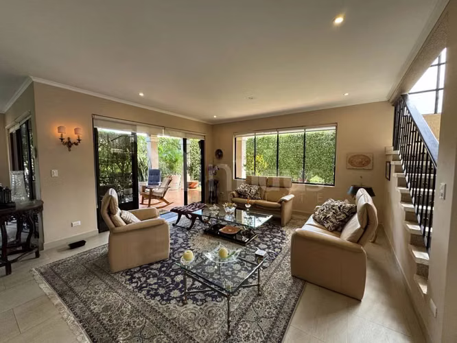 En venta casa de lujo en condominio Puerta de Hierro. Santa Ana. - Imagen 2