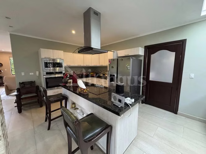 En venta casa de lujo en condominio Puerta de Hierro. Santa Ana. - Imagen 9