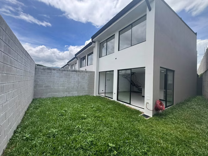 Condominio NUEVO tres dormitorios y patio espacioso en Lindora