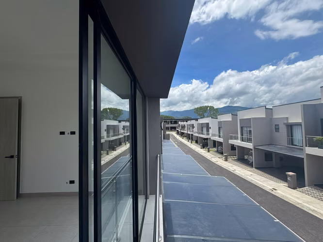 Condominio NUEVO tres dormitorios y patio espacioso en Lindora
