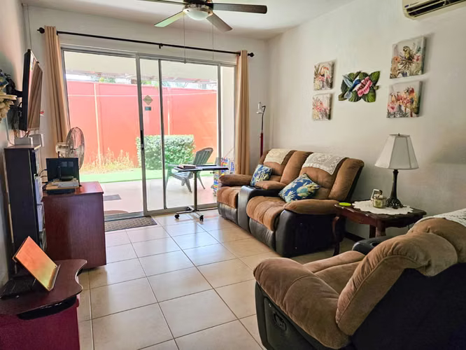 Casa Esquinera en Málaga | Amplio Lote y Garaje para 4 Vehículos - Imagen 3