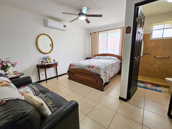 Casa Esquinera en Málaga | Amplio Lote y Garaje para 4 Vehículos - Imagen 5