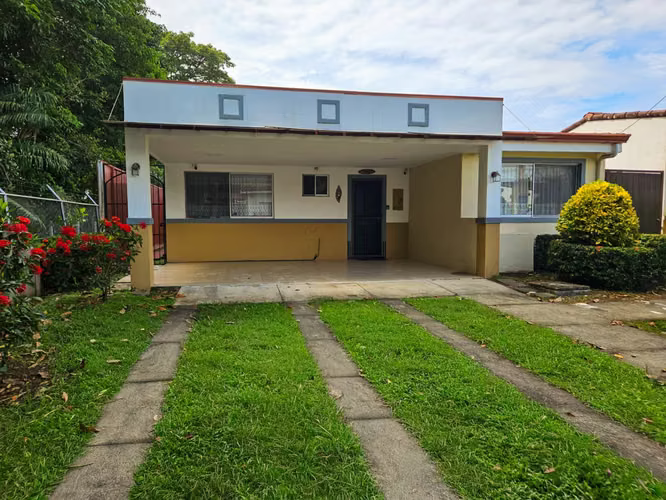 Casa Esquinera en Málaga | Amplio Lote y Garaje para 4 Vehículos