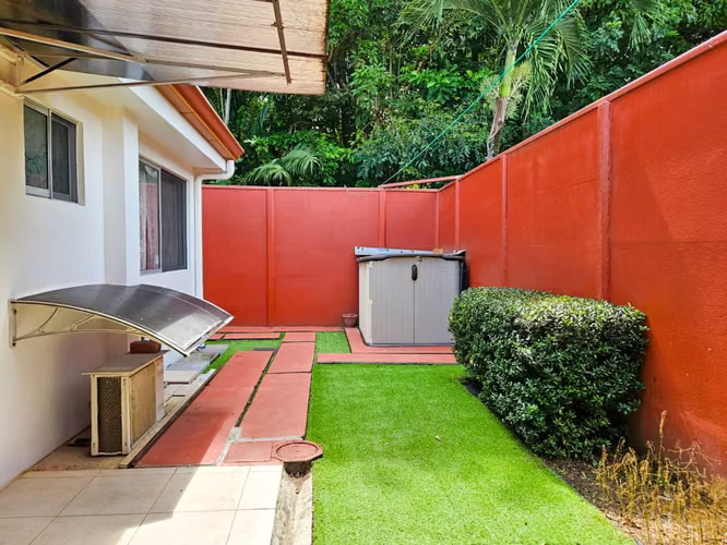 Casa Esquinera en Málaga | Amplio Lote y Garaje para 4 Vehículos - Imagen 12