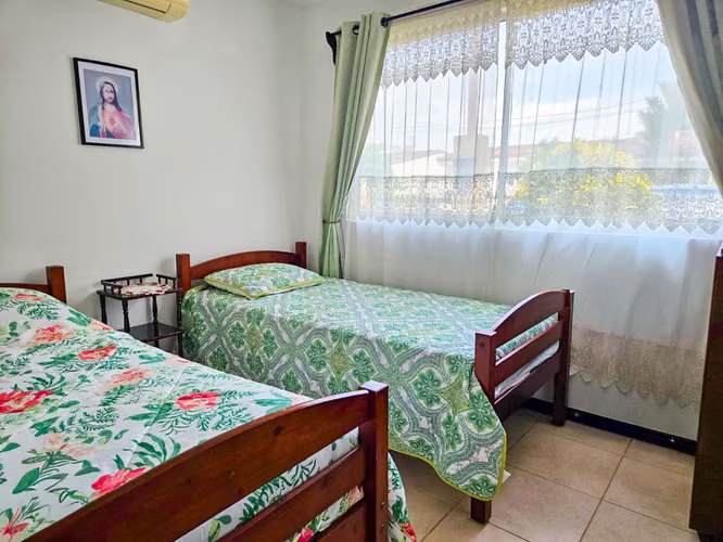 Casa Esquinera en Málaga | Amplio Lote y Garaje para 4 Vehículos - Imagen 9