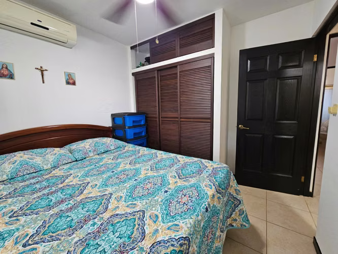 Casa Esquinera en Málaga | Amplio Lote y Garaje para 4 Vehículos - Imagen 7