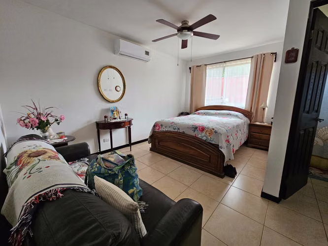 Casa Esquinera en Málaga | Amplio Lote y Garaje para 4 Vehículos - Imagen 8