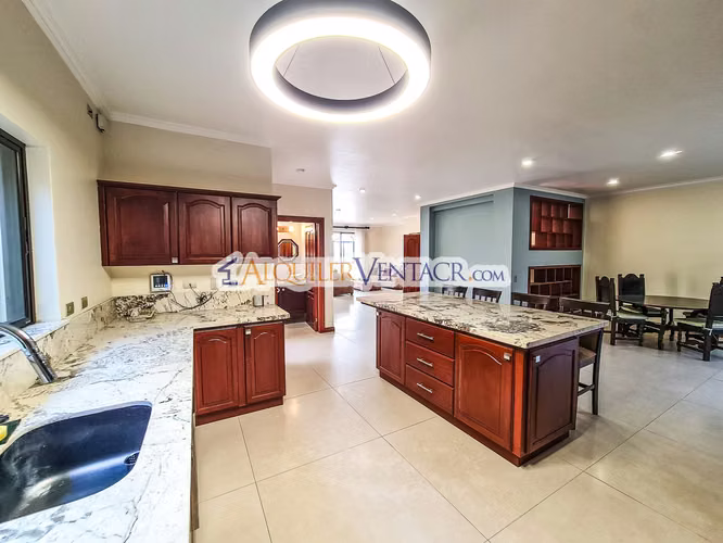 Condo de 350 m2 con full vista y terraza en Guachipelín Escazú - Imagen 13
