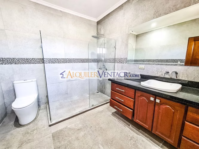 Condo de 350 m2 con full vista y terraza en Guachipelín Escazú - Imagen 5