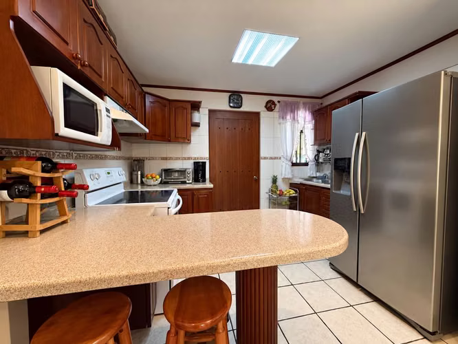 Venta de Hermosa Casa de 2 Plantas, Estilo Colonial en Condominio - Imagen 4