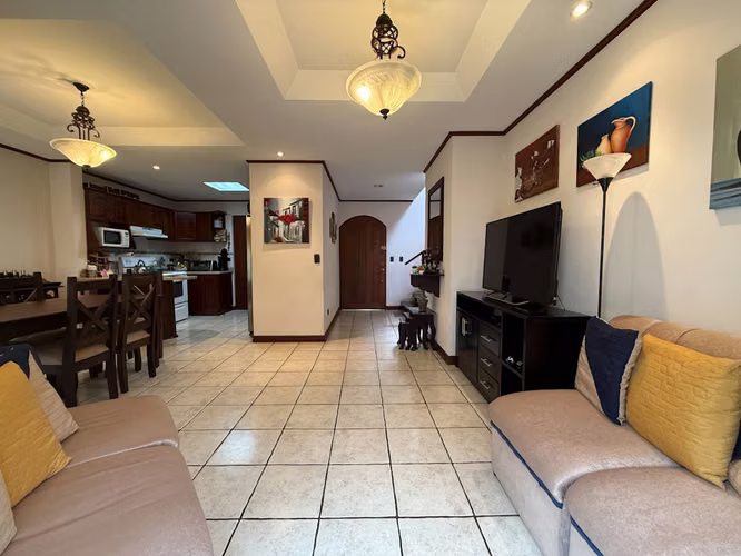 Venta de Hermosa Casa de 2 Plantas, Estilo Colonial en Condominio - Imagen 5