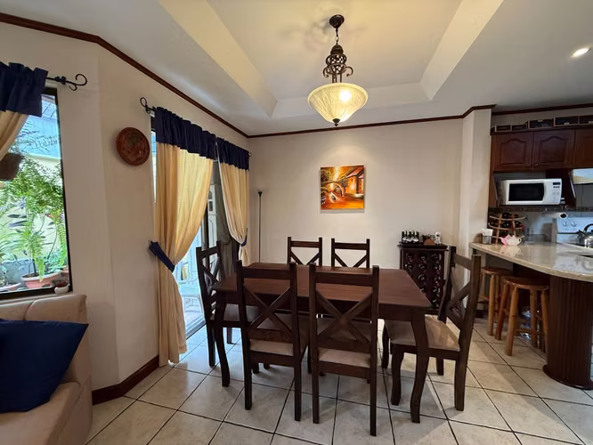Venta de Hermosa Casa de 2 Plantas, Estilo Colonial en Condominio - Imagen 3