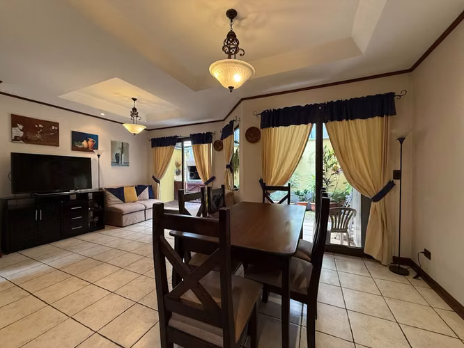 Venta de Hermosa Casa de 2 Plantas, Estilo Colonial en Condominio - Imagen 2