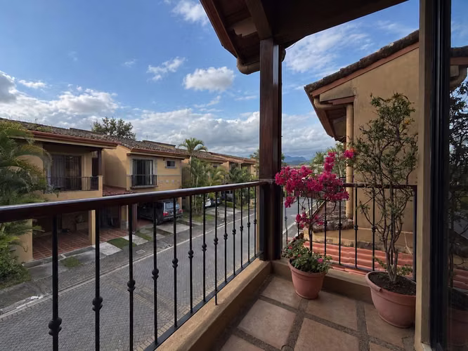 Venta de Hermosa Casa de 2 Plantas, Estilo Colonial en Condominio - Imagen 9