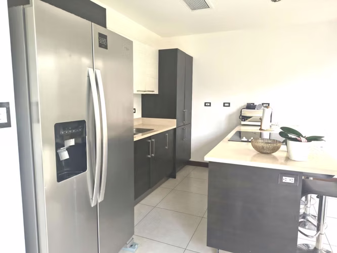 Casa amoblada y equipada en condominio – Río Oro, Santa Ana - Imagen 3