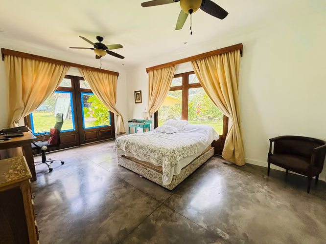 Se Alquila Casa amoblada,  con amplio jardín Santa Ana KVV