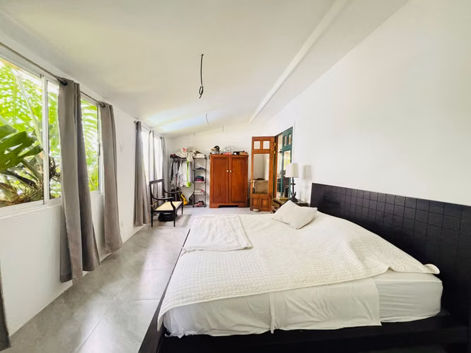 Se Alquila Casa amoblada,  con amplio jardín Santa Ana KVV