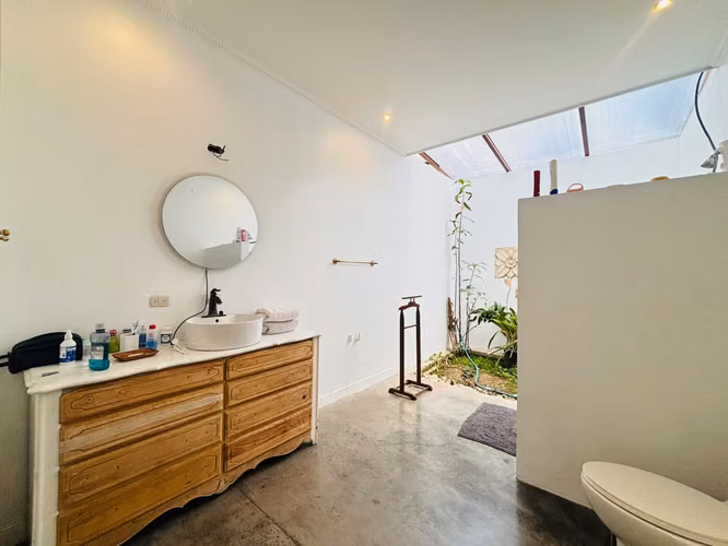 Se Alquila Casa amoblada,  con amplio jardín Santa Ana KVV