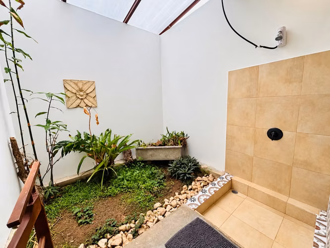 Se Alquila Casa amoblada,  con amplio jardín Santa Ana KVV