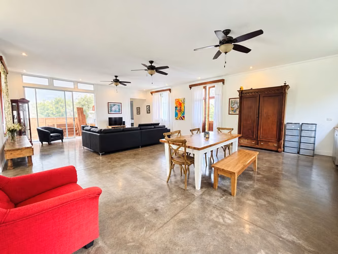 Se Alquila Casa amoblada,  con amplio jardín Santa Ana KVV